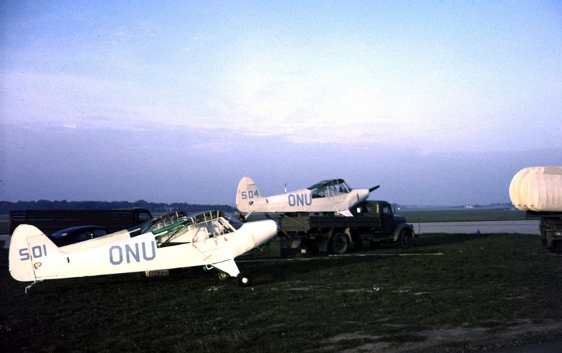 Fpl 51 nr 51251 och 51254, märkt 504 på Bulltofta  juli 1960 i väntan på transport på lastbil till F 5, Ljungbyhed, där de skulle <br />hämtas av en Globemaster från USAF för transport till Kongo. Foto: Nils Arne Nilsson.