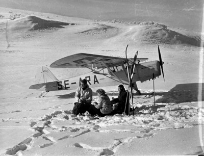 Foto från vårvintern 1946 i Åre-fjällen.<br />En mysig kaffepaus, från vänster Erik Pettersson, Vera Strodl och Folke Höök. <br />Se även artikel i SFT nr 3/2014 sida 11.<br />Foto: Harald Millgård.