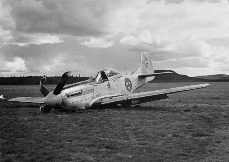 Notering vid fotot: &quot;Gul C buklandade på krigsflygfält i Lappland. Flögs hem efter rep&quot;.