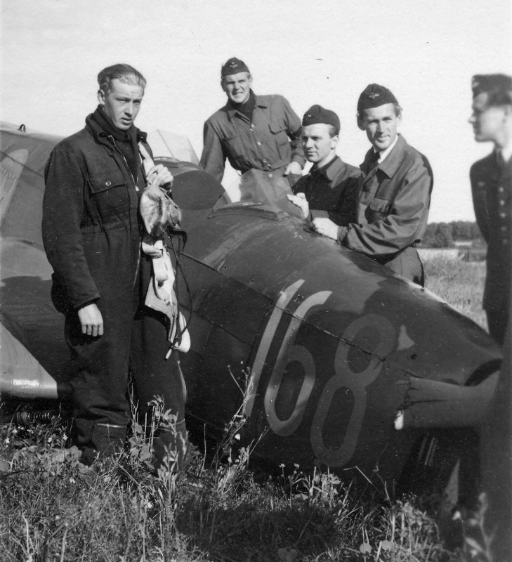 Sk 15, 5038 efter haveriet den 1945-09-11. Närmast står flygeleven Nilsson.  <br />Foto ur Gustaf Perssons fotoalbum. I albumet står noterat &quot;72 Nilsson fick motorstopp i starten&quot;.