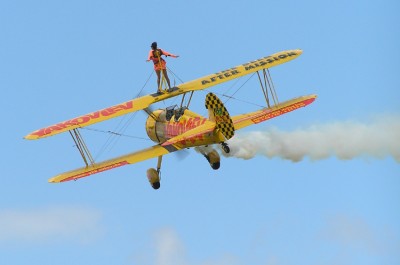 SE-BOG vid Wheels &amp; Wings den 16 juli 2005. <br />Pilot är Sten Svensson och &quot;wingwalking lady&quot; Wioletta Roslan, Malmö på vingen. <br />Foto: Sven-Erik Jönsson