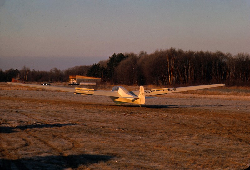 SE-TAE landar på Ekshärads flygfält, ca 1965-1966. Foto: Christer Lokind