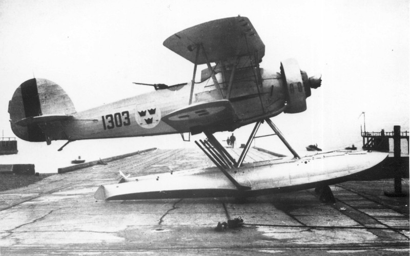 S7, nr  303<br />Bildtexten i SFF arkiv anger att flygplanet användes 1934 av Hawker som förebild för S 9 Osprey, med Short S.51 flottörer.