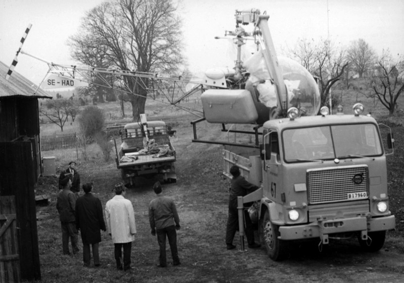 SE-HAD vid transport till Arlandasamlingarna 1971-10-31. Detta är inte den &quot;äkta SE-HAD, utan en av diverse delar sammanbyggd helikopter.  Plats ej känd.