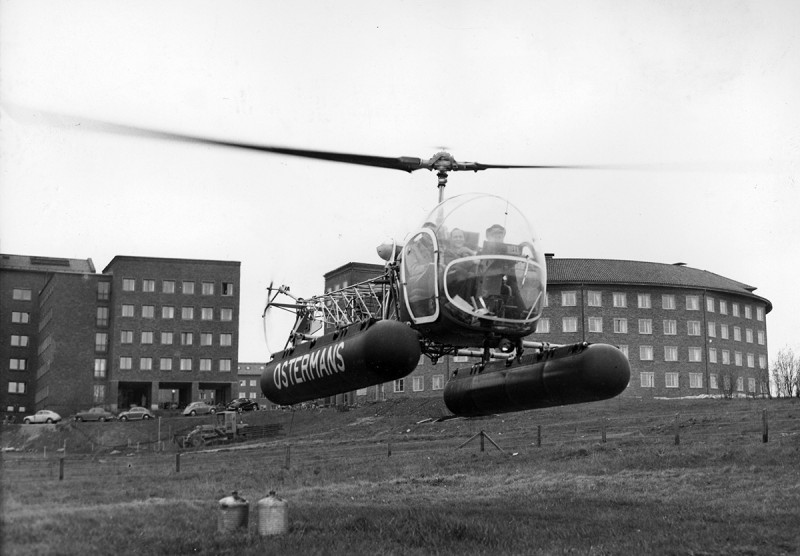 SE-HAI på Gärdet, Stockholm 1954-05-17. <br />Bildtext på fotobaksida: Helikopterflygfält i Stockholm. Stockholms första flygfält för helikopter togs på måndagen för första gången i bruk. <br />Det var en helikopter med Walter Frimodig vid spakarna som avlämnade den första passageraren på det nya fältet, som därvid, <br />utan ceremonier kunde anses invigt för sitt ändamål.  Foto: Rune Johansson