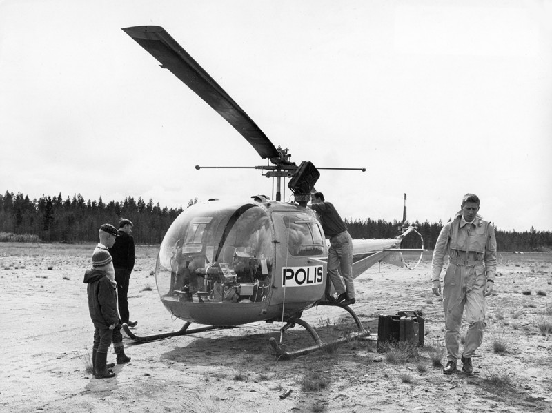 SE-HAW tankas i Glissjöberg. Piloten till höger är Bengt Näslund som flög för polisen under sommarmånaderna 1965 och 1966. <br />Foto: Åke Åstrand