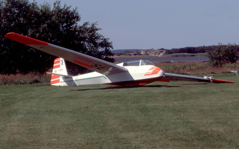 SE-TAF på Getterön, Varberg sommaren 1996. Flygplanet målades senare om med kroppen helt i röd kulör och vita vingar. <br />Foto ur Freddy Stenboms donerade samling.