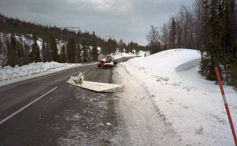 SE-TAR vid transport från påsklägret i Hemavan hem till Lycksele gled höger vinge ur transportfäste och hamnade på vägbanan. <br />Foto Uldis Sisins.