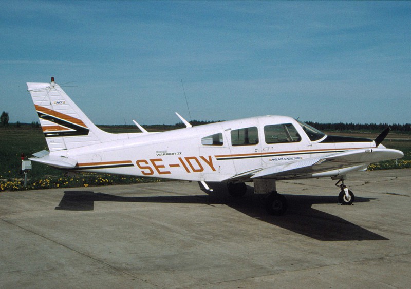 SE-IDY 1993. Plats ej känd. Märkt med Malmö Flygklubb på dörren. Foto: Sven-Erik Jönsson