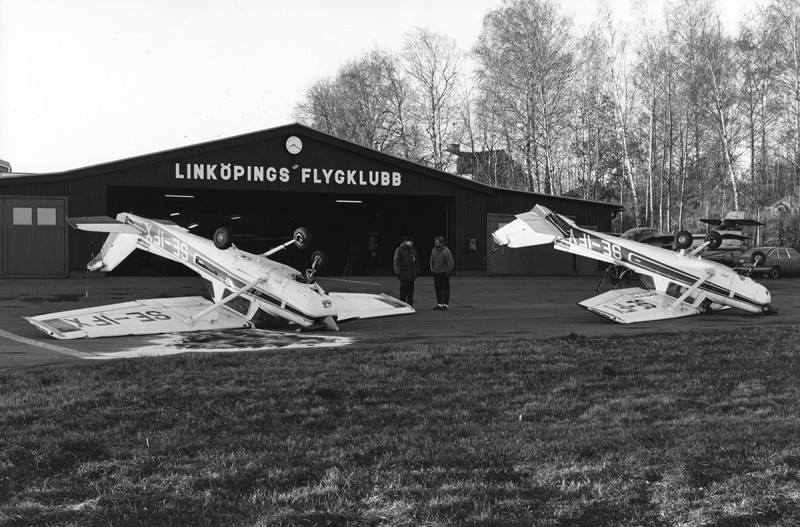 SE-IFX och SE-IFY vid Linköpings Flygklubb på Saabfältet efter en tromb den 16 nov 1988.