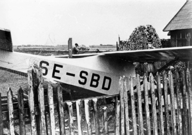 SE-SBD efter haveri i Halmstad 1958-06-01. Landning i hönsgård pga minuslandning. <br />Inga personskador, men fastighetsägaren skrev i skadeståndskraven att hönsen blev så skrämda att de inte värpte några ägg på ett bra tag.