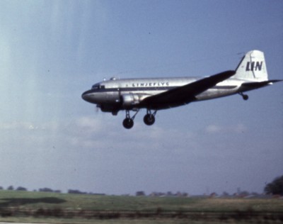 SE-CFM i Linjeflygs färger, troligen Bulltofta. Foto ur Johannes Thinesens donerade samling