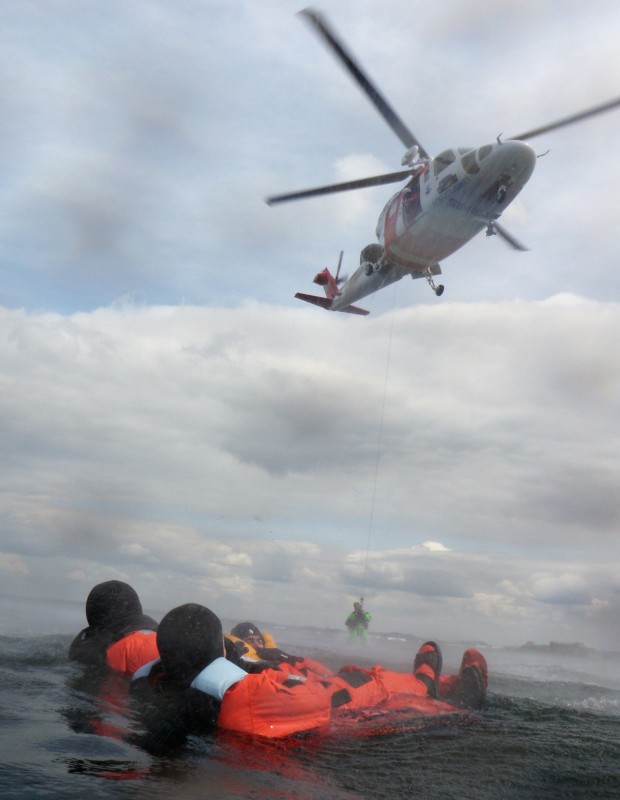 SE-HEJ vid sjöräddningsövning utanför Varberg den 2009-05-17. Här piskar rotorbladen upp vattnet till ett dis. <br />Foto: Sven-Erik Jönsson