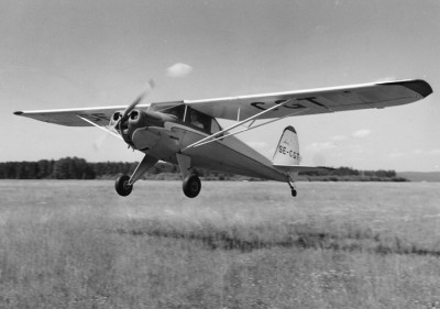 SE-CGT strax före landning på Orsa-fältet 1958