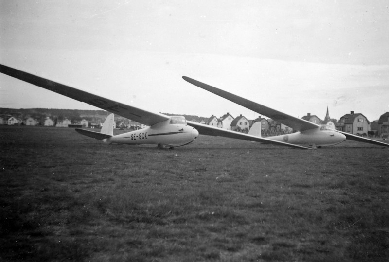 SE-SCK på Civila flygfältet i Halmstad ca 1942-1946. Till höger en Se 104 DFS Weihe. Foto ur Kurt Perssons album.