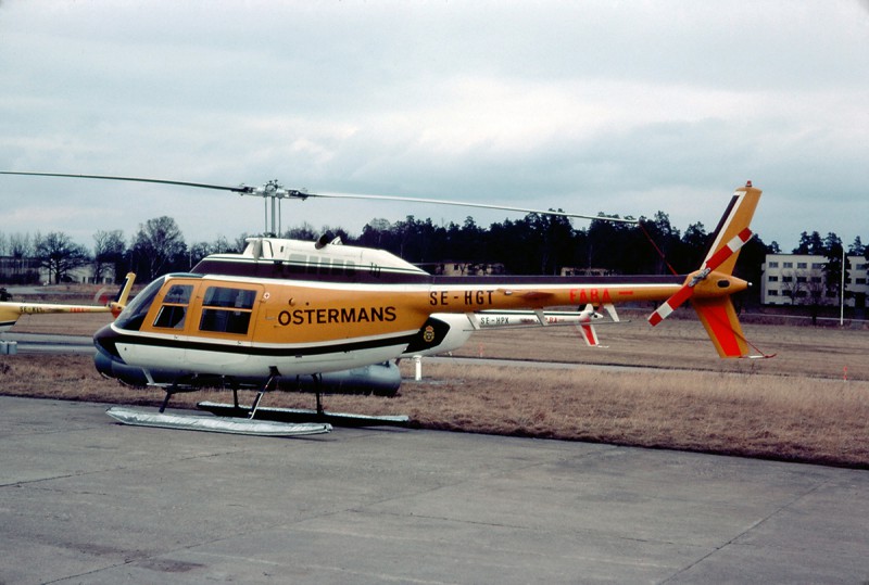 SE-HGT på Barkarby den 1976-04-06. I bakgrunden syns gamla flottiljverkstaden, Avd 6. Foto: Villy Karlsson