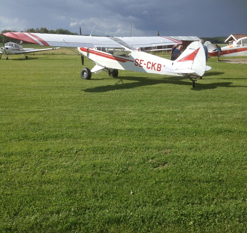 SE-CKB på Vängsö den 3 juli 2016 när flygplanet förevisade för Östra Sörmlands Flygklubb inför köp.<br />Foto: Sven Blomberg