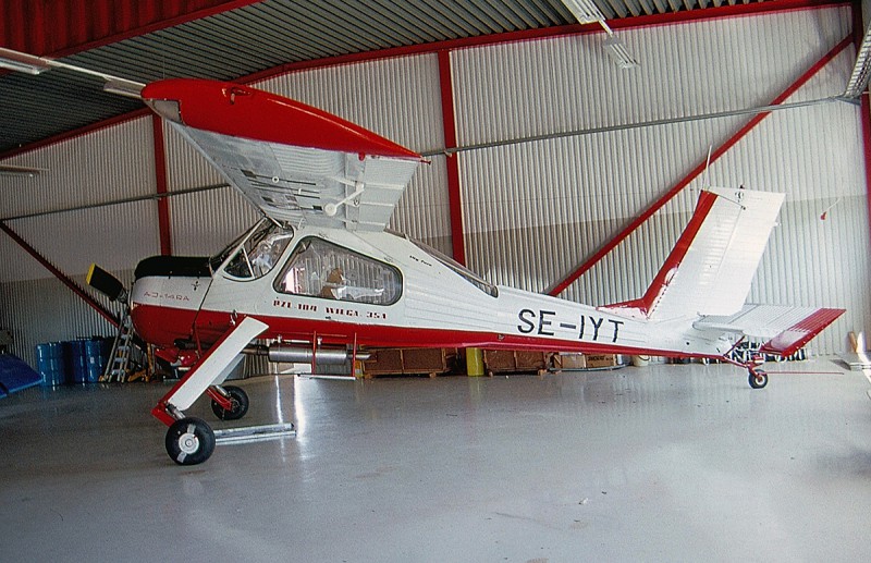 SE-IYT i hangar på Sturup 1992. Foto: Sven-Erik Jönsson