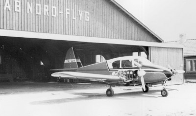 SE-CLW framför Nord-Flygs hangar på Eskilstuna