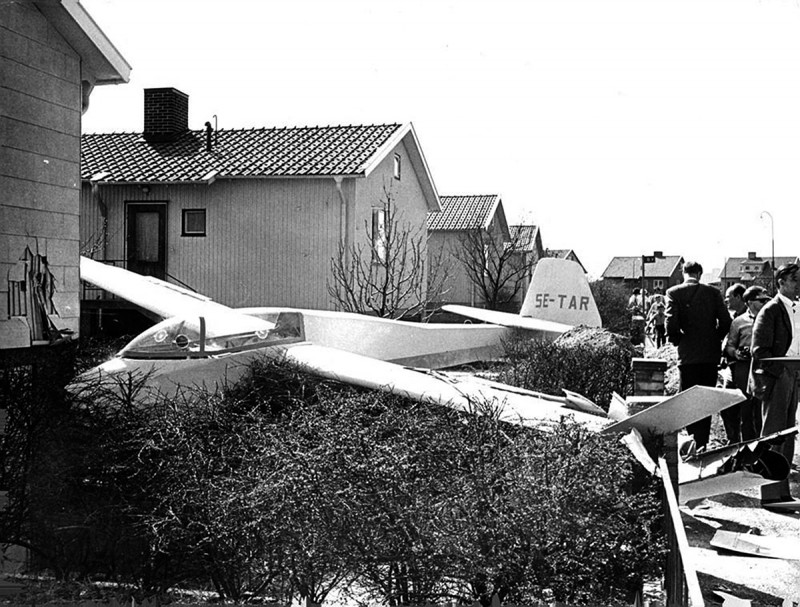 SE-TAR efter nödlandning den 1966-05-18 vid Jerimasvägen i Örebro, i närheten av Flygplatsen. Skador på fastighet och flygplanet. <br />Foto via Leif Hellström.