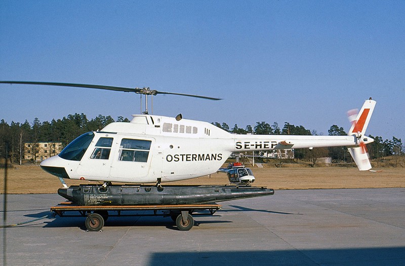 SE-HEP 1976 på Ostermans platta på Barkarby med F 8 gamla officersmäss i bakgrunden. <br />Foto ur Freddy Stenboms donerade samling.