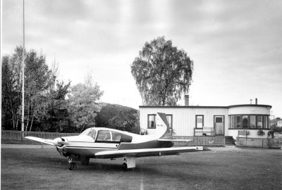 SE-CMU framför Linköping Flygklubbs klubbhus 1962