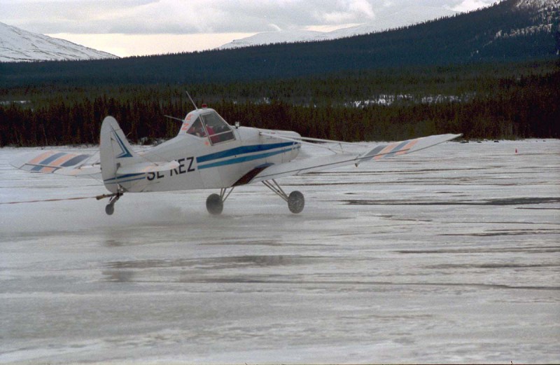 SE-KEZ på Ottsjön vintern 2003, segelflygbogsering. Foto: Uldis Sisins