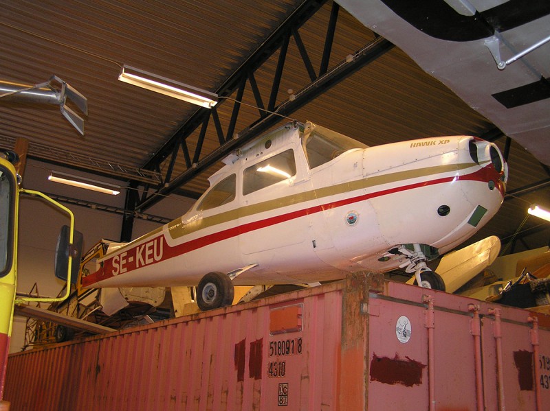 SE-ESE använd vid filminspelning av TV1 (Hassel), målat som SE-KEU vrak, <br />på Arlanda Flygmuseum den 2006-11-25. Foto: Sven-Erik Jönsson