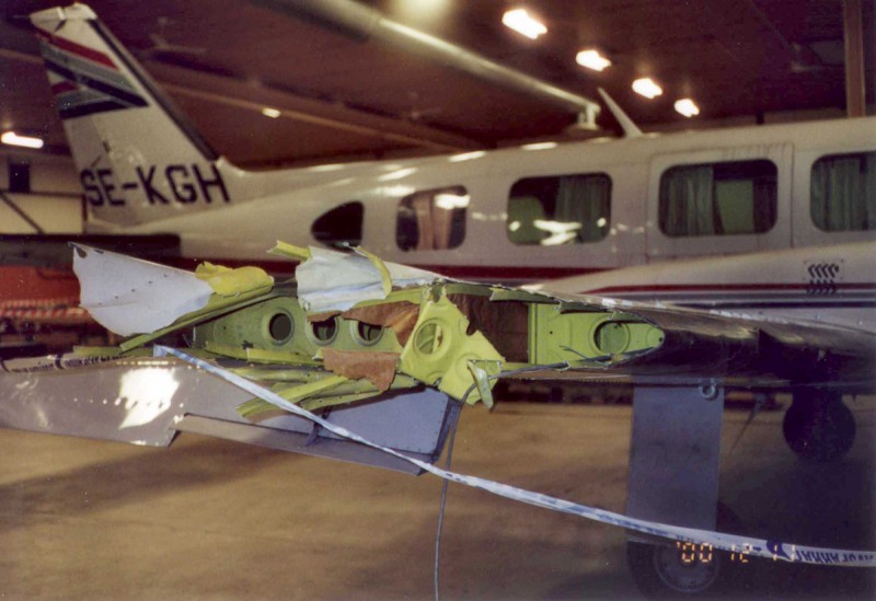 SE-KGH efter haveri 2000-12-01, foto i hangar i Halmstad 2000-12-11. Foto: Sven-Erik Jönsson.