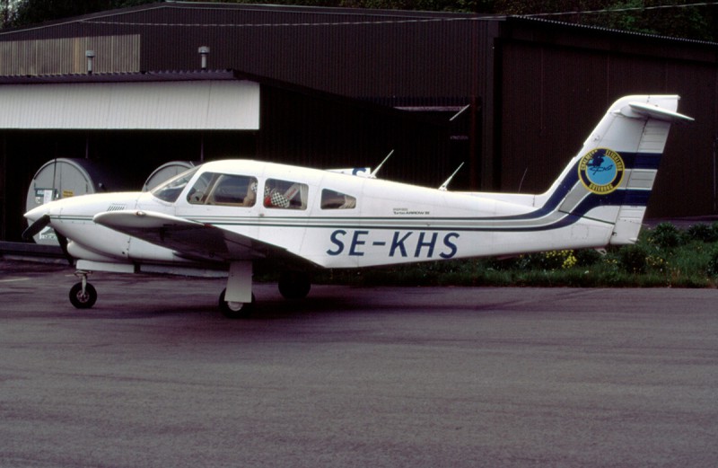 SE-KHS, plats och datum ej känt. Dekal Chalmers Flygklubb på fenan, så fotot bör vara taget 1991-1994. <br />Foto ur Freddy Stenboms donerade samling.