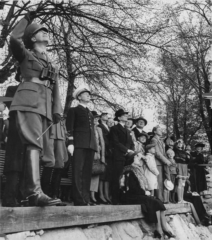 Kronprinsen längst till vänster vid Flygvapnets Dag den 31 maj 1942, vem kan officeren vara? Plats ej känd, kan det vara i Stockholm?